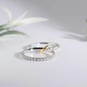 Bague de fiançailles et de mariage en or blanc avec diamants de laboratoire entrelacés, double bande pavée, style boucle éternité, bijoux fins modernes - Product Image 3