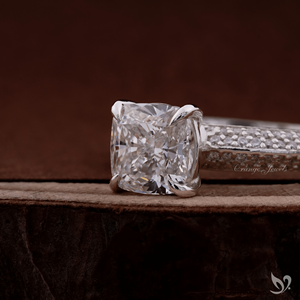 Anillo de compromiso y nupcial audaz de oro blanco con diamante de laboratorio de 2 quilates con corte cojín y banda micro pavé. - Product Image 2