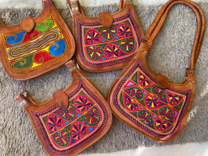 กระเป๋าสะพายไหล่หนังแพะแท้วินเทจปักลายราชสถานนี9*11นิ้วกระเป๋าสะพายไหล่กระเป๋าอินเดียหลากสีแบบดั้งเดิม - Product Image 4