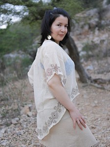 Kimono en coton Khadi blanc cassé fait main, haut minimaliste à col bateau avec broderie géométrique traditionnelle - Product Image 3
