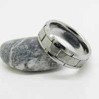 Anillo de carburo de tungsteno plateado con textura martillada y ranurada, banda de boda con borde biselado para hombre, joyería industrial al por mayor