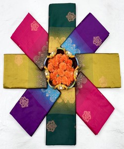 Sari de Seda Verde con Borde Dorado, Tradicional Indio para Bodas, para Mujer, Largo hasta el Suelo, Corte Regular, Estilo Banarasi - Product Image 3