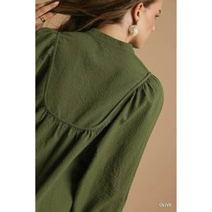 Umgee Blusa con textura texturizada y mangas abullonadas para mujer, color OLIVE, talla S, 302g - Product Image 1