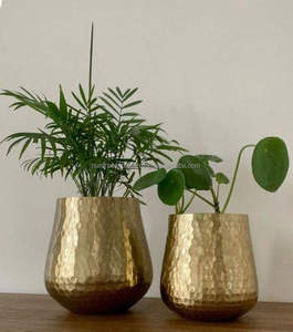 Pots de plantes en laiton faits à la main, finition martelée ronde, écologiques, durables, décoration moderne pour la maison, table de salon - Product Image 1