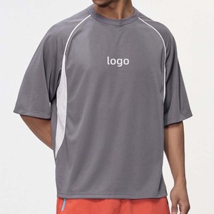 เสื้อยืดผู้ชายสีเทา แขนสั้น แห้งเร็ว สปอร์ต ทรงปกติ คอกลม ผ้าเจอร์ซีย์ พิมพ์ลายโลโก้ด้านหน้า - Product Image 1