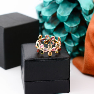 แหวนดอกทัวร์มาลีนหลากสีธรรมชาติประดับเพชรในทองคำแท้ 18K สีเหลือง – แหวนพลอยรูปกลุ่มดอกไม้ - Product Image 6
