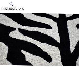 Tapis moderne en laine tuftée à la main, imprimé animal, avec envers en latex, à boucles coupées, motif zèbre, tigre, noir et blanc - Product Image 2