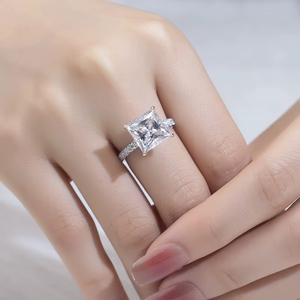Trouvez une bague en or blanc 18 carats avec diamant taille princesse, diamant de haute qualité, bague de fiançailles classique pour femme - Product Image 4