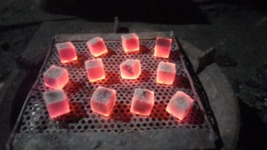 Choisissez du charbon de bois en briquettes indonésien de qualité supérieure pour sublimer votre expérience barbecue ou chicha. - Product Image 3