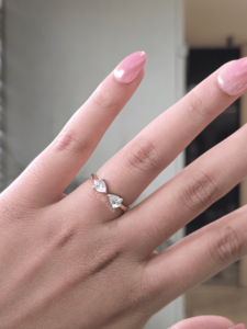 Bague ouverte minimaliste en or avec diamant de laboratoire taille poire 0,60 ct, sertie clos, double pierre, style bypass, bijou de mode pour anniversaire pour femme - Product Image 1