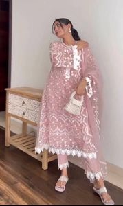 Ensemble haut en dentelle fine et pantalon palazzo avec broderie ajourée et dupatta à bordure en dentelle pour femme, idéal pour les fêtes, en coton. Taille M. - Product Image 1