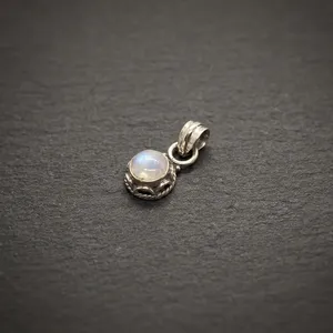 Colgante de Piedra Lunar Arcoíris Moonlit Whisper en Plata de Ley 925, Joyería Unisex de Intuición Suave para Uso Diario - Product Image 5