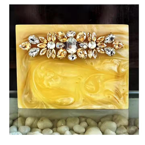 Pochette pour femme en résine de luxe artisanale, accessoire élégant et unique avec des designs audacieux et des couleurs vibrantes, fabriqué à la main - Product Image 2