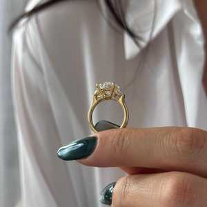 Anillo de Compromiso de Tres Piedras con Diamantes Cultivados en Laboratorio de 4 Quilates, Corte Oval y Media Luna, Oro Amarillo de 14k, Certificado IGI - Product Image 5