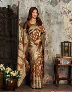 Sari de Seda Marrón con Bordado Zari Dorado, Traje Tradicional Indio para Bodas, para Mujer, Largo hasta el Suelo, Corte Regular - Product Image 3