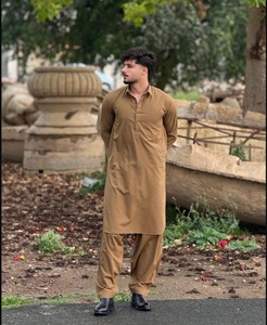 Túnica de Algodón Camel para Hombre, Manga Larga, Color Sólido, Atuendo Modesto para Oración, Estilo de Oriente Medio, Largo hasta el Suelo, Corte Regular - Product Image 1