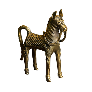 Sculpture de cheval en laiton antique faite à la main, figurine décorative au design de cheval sur la défensée, pour la décoration intérieure de luxe, ornement artistique de collection - Product Image 1