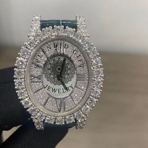 Splendide montre de luxe pour homme à quartz analogique avec boîtier en moissanite diamantée, chiffres romains, fermoir caché, verre saphir 28 mm, mouvement ETA - Product Image 1