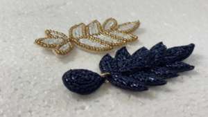 Pendientes de Aro Vintage de Lujo Hechos a Mano con Hilo de Seda, Imitación de Perlas y Flores, en Azul Marino, Blanco y Dorado con Acabado de Diseñador - Product Image 2