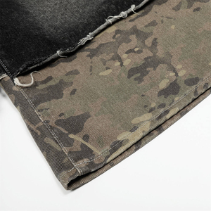Pantalones cortos de mezclilla negros para hombre, diseño de patchwork de camuflaje verde, estilo utilitario de calle con efecto de dos piezas y pierna ancha. - Product Image 4