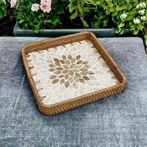 Plateau de service carré en rotin naturel tressé, multicolores, fait main, produit très vendu, pour la décoration intérieure par UO - Product Image 1