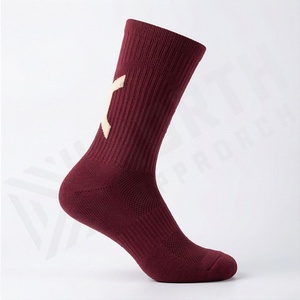 Chaussettes ras du cou tricotées couleur bordeaux unies respirantes pour usage quotidien style classique adulte - Product Image 3