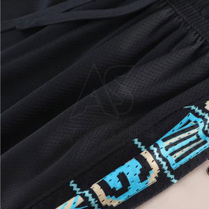 Shorts de basketball élégants pour hommes, respirants en maille, écologiques, anti-humidité, légers, taille élastique, personnalisables pour l'entraînement - Product Image 4