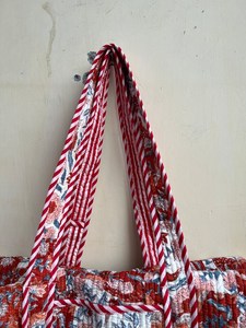 Sac à bandoulière zippé écologique tendance, fait main, matelassé, imprimé, élégant et unique - Product Image 6