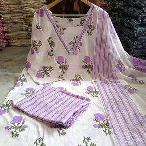 Conjunto de 3 Piezas de Kurti, Pantalón y Dupatta con Estampado Floral de Algodón Orgánico para Mujer |   Cuello en V |   Tallas Grandes (M-10XL) |   Transpirable - Product Image 1