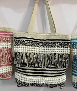 Sac fourre-tout bohème tissé à la main en gros |   Sac à bandoulière en coton avec pompons et franges |   Sac de plage en macramé rayé - Product Image 3