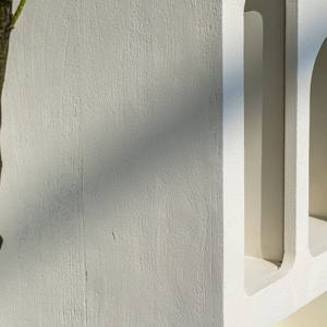 Étagère peinte ultra blanche Vandana Altis, design de meuble de rangement en bois moderne et minimaliste - Product Image 6