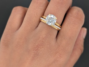 Anillo de Compromiso de Lujo Personalizado de Oro Amarillo Sólido de 14K con Diamante Cultivado en Laboratorio con Corte Brillante Certificado por IGI, Juego de Anillos para Boda - Product Image 3
