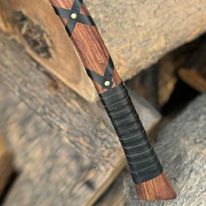 Hache viking artisanale industrielle, tête en acier gravée, manche en bois massif, poignée gainée de cuir, inspirée du patrimoine, objet de collection décoratif - Product Image 5