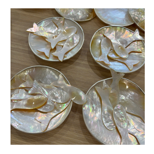Élégante assiette en nacre, plateau artisanal en coquillage naturel, accessoire décoratif pour table - Product Image 1