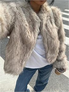 เสื้อโค้ทขนสัตว์แท้สำหรับผู้หญิง แบรนด์ Crop Luxury รุ่นครอป ขนสุนัขจิ้งจอกแท้ธรรมชาติ พร้อมขนสุนัขจิ้งจอก - Product Image 4