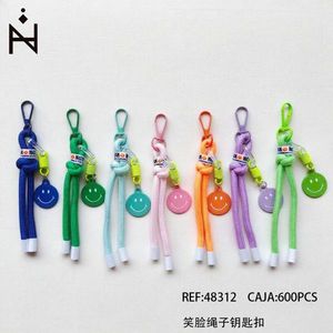 Porte-clés en peluche LLAVORO avec visage souriant et cordon pour ajouter une touche amusante à vos clés - Product Image 1