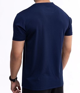 T-shirt de sport pour homme, coupe classique, couleur bleu foncé, en coton et polyester, qualité supérieure, personnalisable avec votre propre design. - Product Image 5