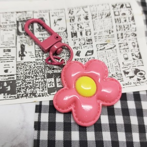 Adorable Flower Keychain made Resin and Alloy Bag <b>Charm</b> and <b>Keyring</b>, Perfect for Gifts. A charming accessory for everyday use - Product Image 3