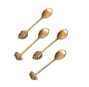 Cuillère en laiton doré au design classique en forme de feuille avec manche floral de designer pour une utilisation luxueuse à la maison et à la salle à manger, idéale pour la décoration d'hôtels et de maisons. - Product Image 5