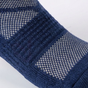 Chaussettes pour hommes à motif géométrique, tricotées, respirantes, en coton, polyester et élasthanne, style classique pour l'automne - Product Image 5