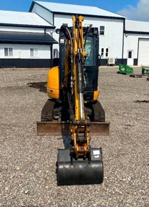 Excavatrice compacte de 3 tonnes conçue pour les projets de construction en lieux difficiles d'accès - Product Image 4
