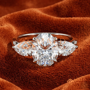 Bague en moissanite ronde à trois pierres pour femme, ton argenté, bijoux de fiançailles et d'anniversaire, style élégant au quotidien - Product Image 1