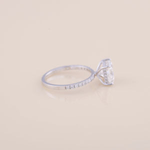 Anillo de Compromiso con Diamante Cultivado en Laboratorio de Corte Princesa de 3.54CT con Banda Redonda Pavé en Plata de Ley 925 - Product Image 2