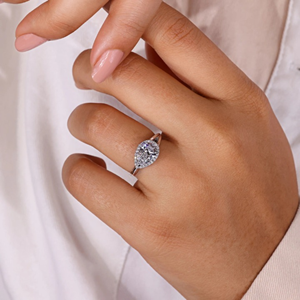 Anillo de compromiso y boda clásico con diamante de corte pera de 1.12 quilates cultivado en laboratorio, certificado IGI, engaste invisible en oro, ideal para fiestas. - Product Image 2
