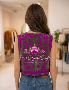 เสื้อโค้ทกำมะหยี่ทำมือสุดหรู พร้อมงานปักเรชมสีม่วง ซับในลายดอกพิมพ์ลายกลับด้านได้ บุด้วยผ้าฝ้าย แขนกุดแบบสั้น - Product Image 5