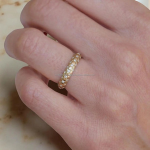 Anillo Moderno para Hombre con Diseño de Hojas, Apilable, Acabado Mate, Minimalista, con Incrustaciones de Moissanita Celestial, Textura Geométrica - Product Image 4