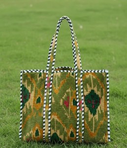 Bolso tote de terciopelo con estampado floral hecho a mano: Bolsos de fiesta acolchados, bolso de mercado - Product Image 6