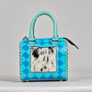 Bolsa de Viaje de Cuero Hecha a Mano de Lujo con Patrón de Diamantes y Panel de Piel de Vaca, Color Azul - Product Image 1