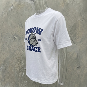 เสื้อยืดแขนสั้นสีขาวสำหรับผู้ชาย Snow Grace ทรงโอเวอร์ไซส์ พิมพ์ลายสกรีน ผ้าเจอร์ซีย์ลำลอง คอโอ 100% ผ้าฝ้าย - Product Image 6