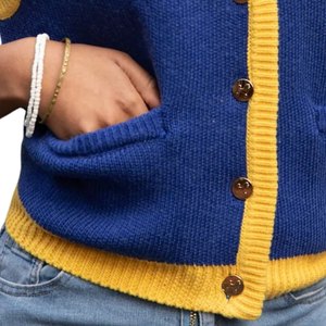 เสื้อกั๊กไหมพรม Sigma Gamma Rho สีน้ำเงินทองสำหรับผู้หญิง แบบติดกระดุม สไตล์ลำลองแบบ Preppy สำหรับชมรมนักศึกษากรีก - Product Image 5